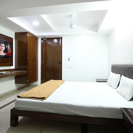 Hotel Seven أحمد أباد المظهر الخارجي الصورة