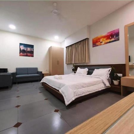 Hotel Seven أحمد أباد المظهر الخارجي الصورة