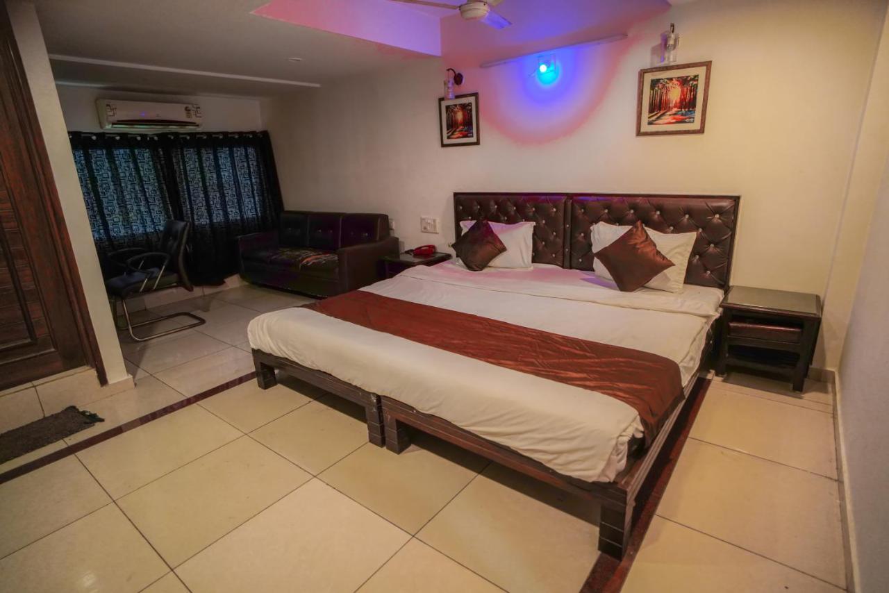 Hotel Seven أحمد أباد المظهر الخارجي الصورة
