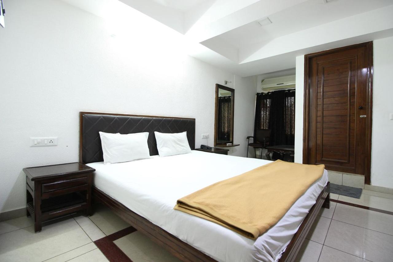 Hotel Seven أحمد أباد المظهر الخارجي الصورة