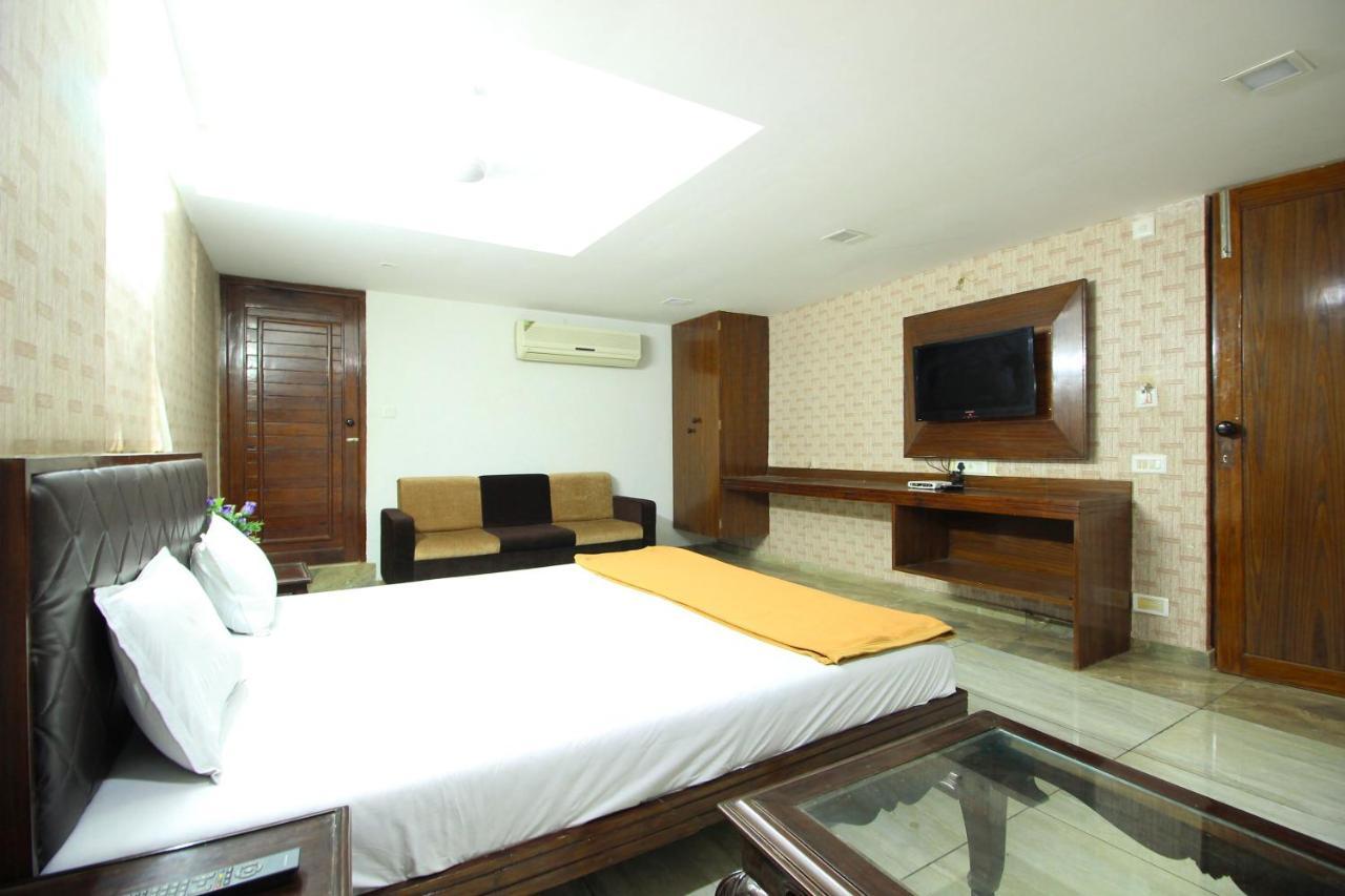 Hotel Seven أحمد أباد المظهر الخارجي الصورة