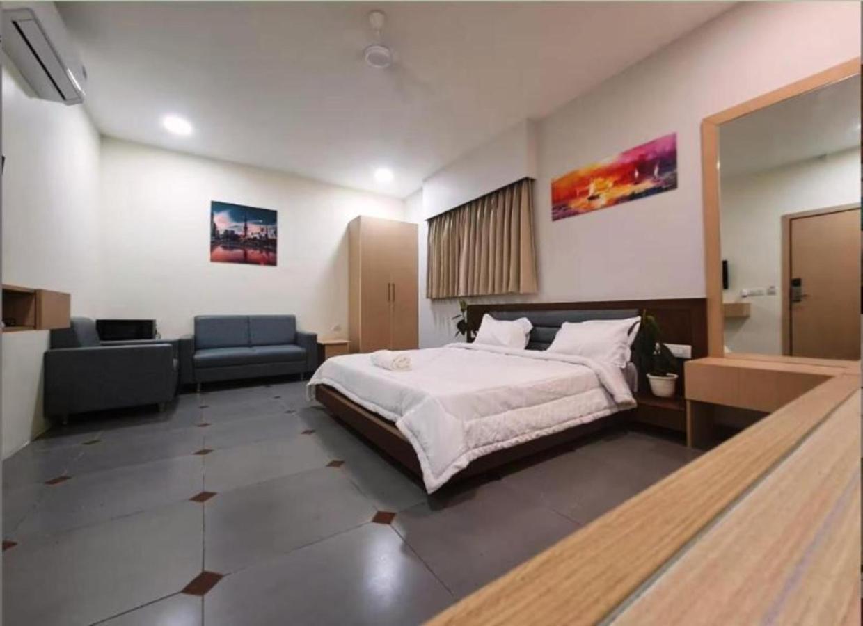 Hotel Seven أحمد أباد المظهر الخارجي الصورة