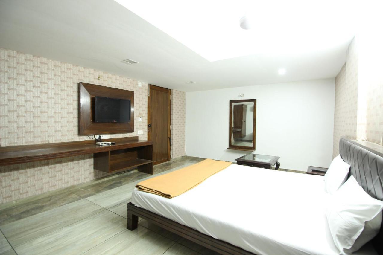 Hotel Seven أحمد أباد المظهر الخارجي الصورة